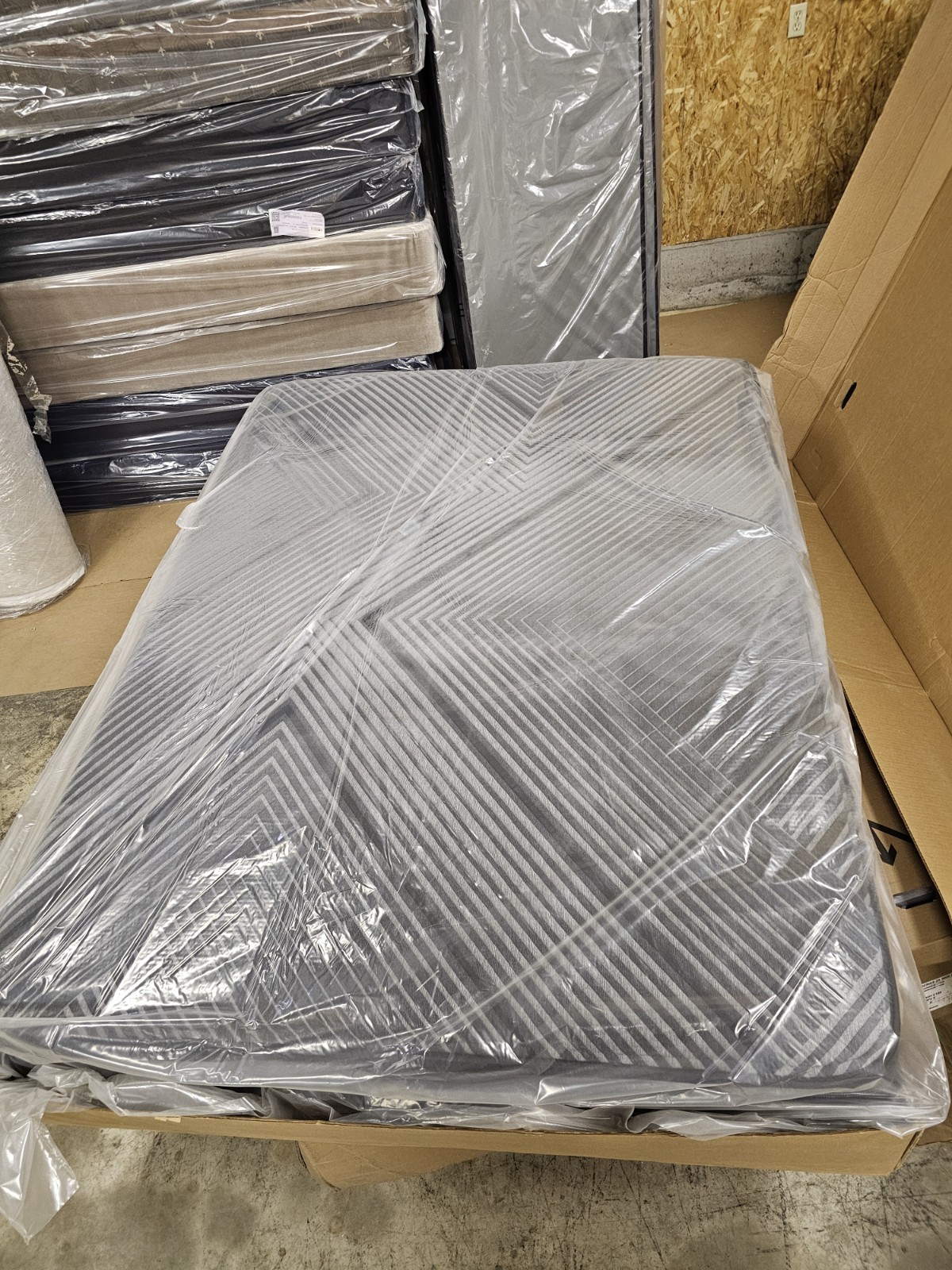Queen Beautyrest Black Hybrid LX Class Medium Mattress NEW IN FACTORY BOX