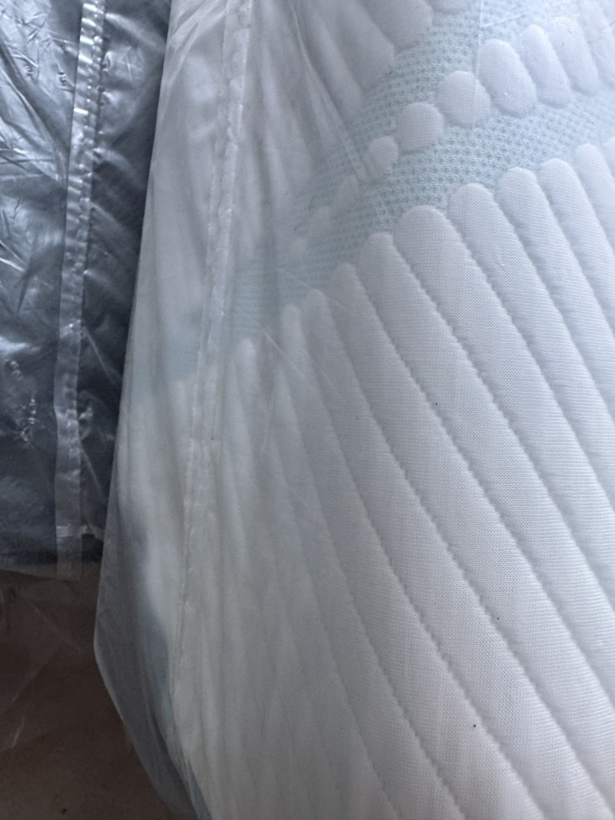 Tempur-pedic mattress Pro Adapt Medium Contour Tech Twin XL/Split CK ex-display.