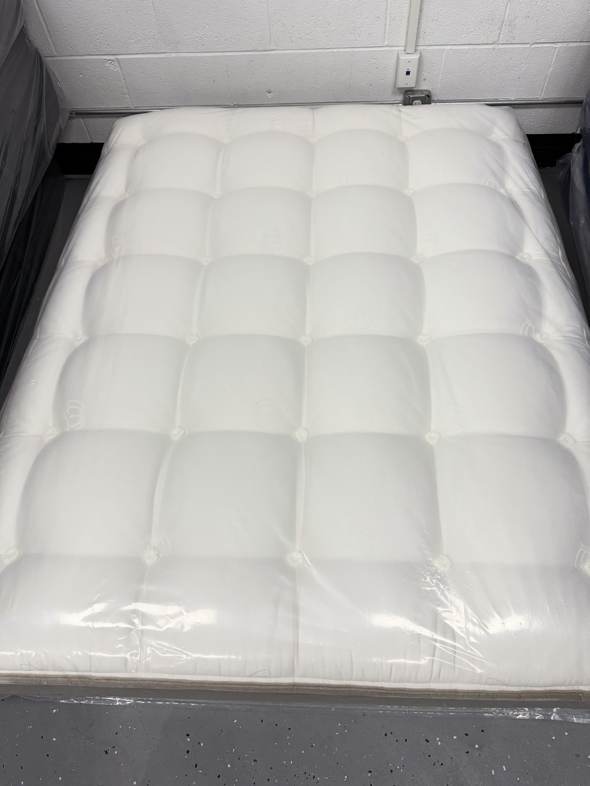 Chattam & Wells Versailles 15.5” Medium Euro Top Queen Mattress MSRP $5,999