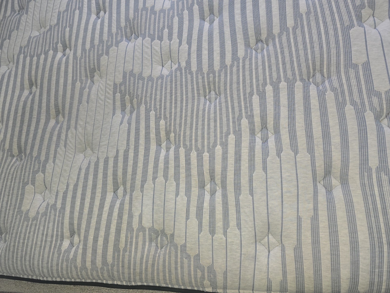 Kevin Charles By Sealy Signature 13″ Medium Tight Top Mattress