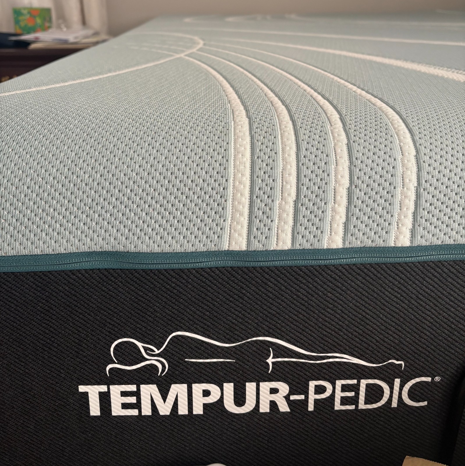 Tempur-Pedic LuxeAdapt 2.0 Medium Hybrid Queen Mattress