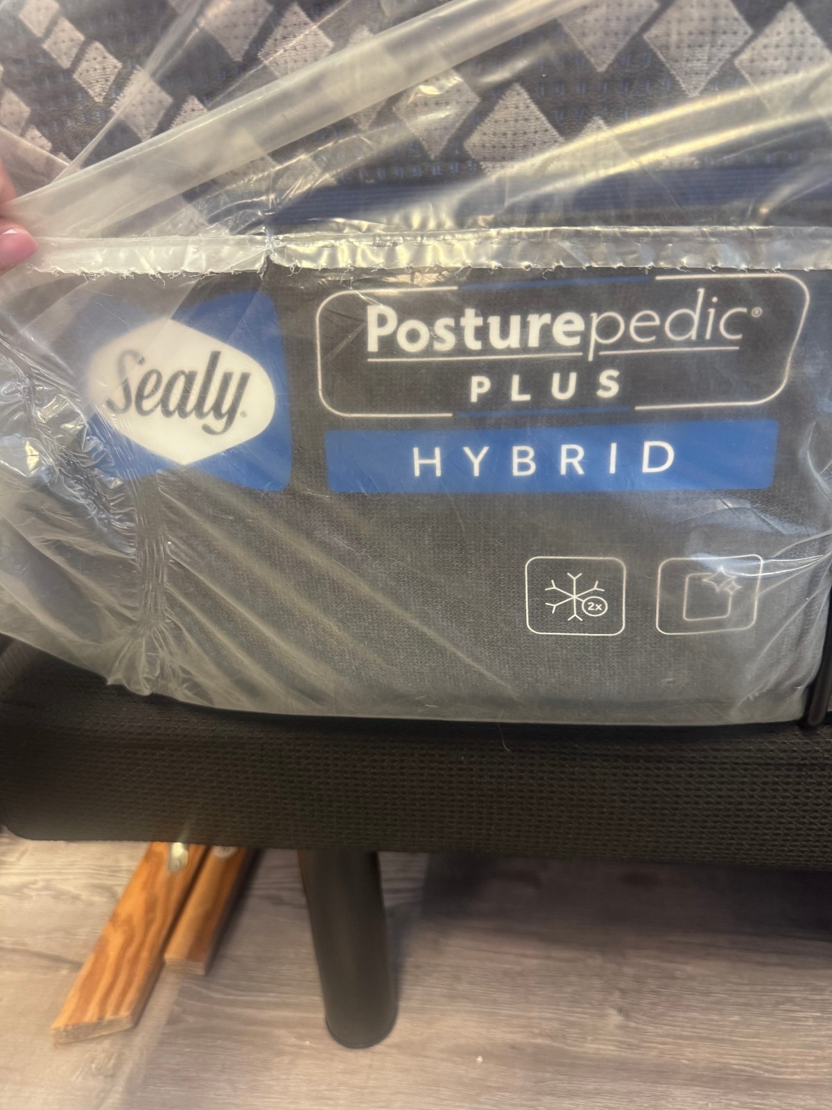 SEALY POSTUREPEDIC PLUS MEDIUM HYBRID SPLIT KING MATTRESS-MSRP:$4200