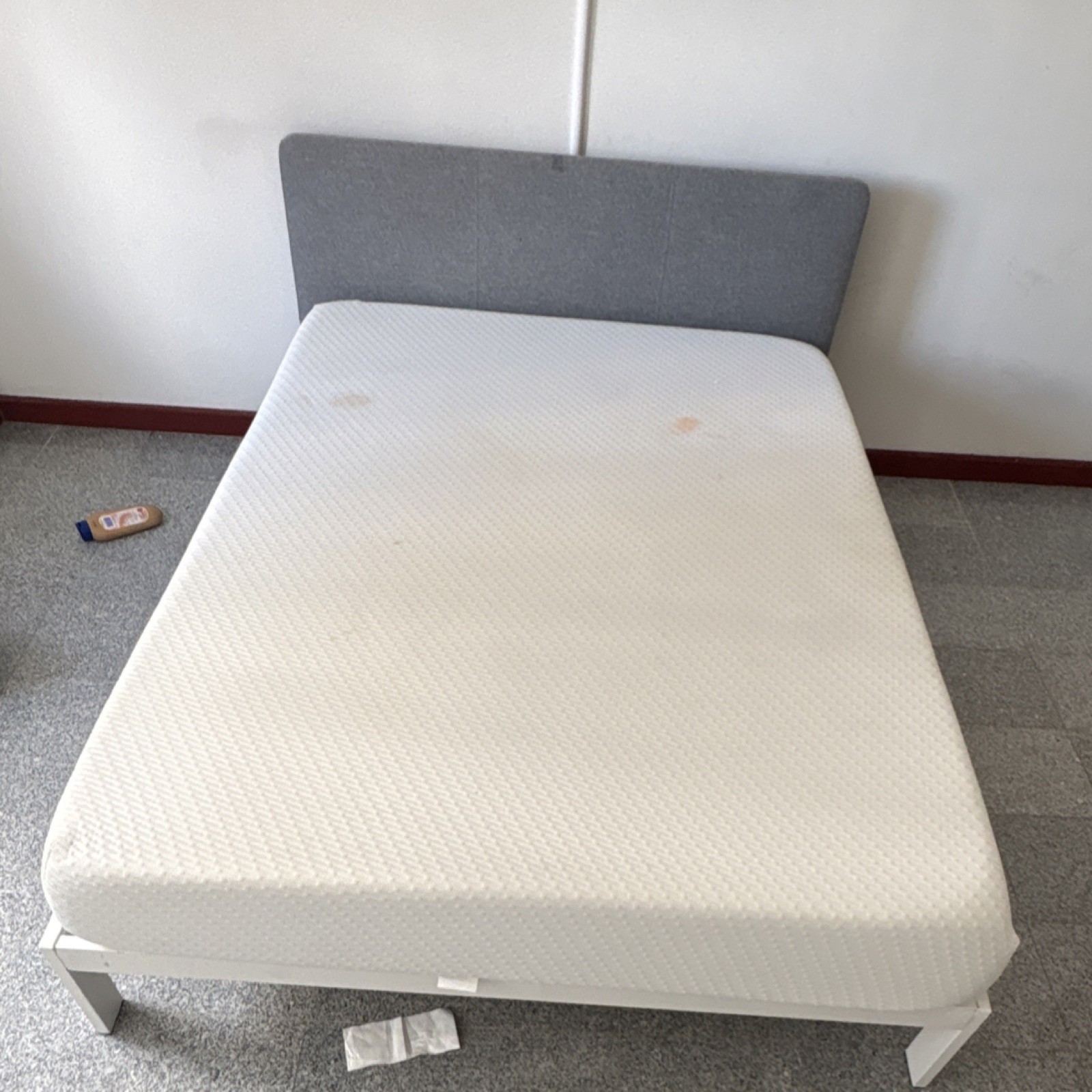 Tuft & Needle Queen Mattress 10″ White Polyester Polyamide Cover Bedroom