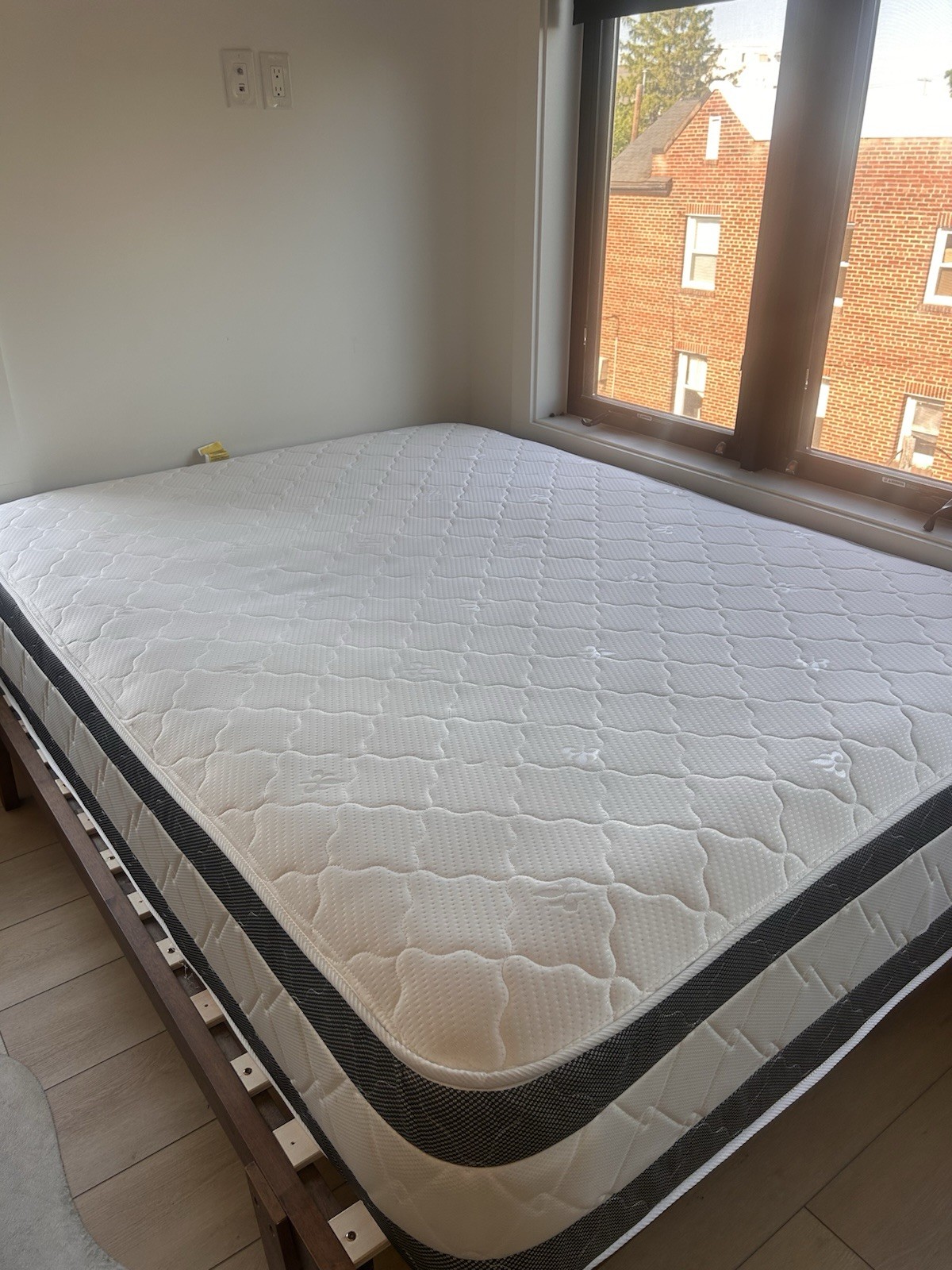 Queen Mattress Medium Soft Quilted Fabric Cover White/Gray NO STAINS 14 Inch