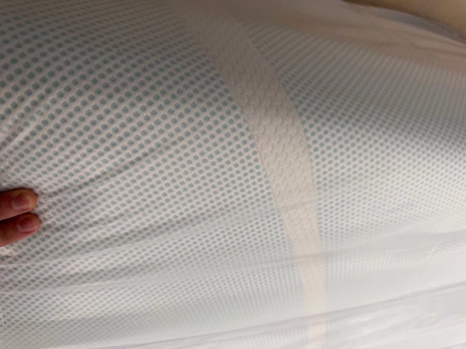 Tempur-pedic mattress Pro breeze Hybrid Pure Cool Twin XL 84” ex-display.