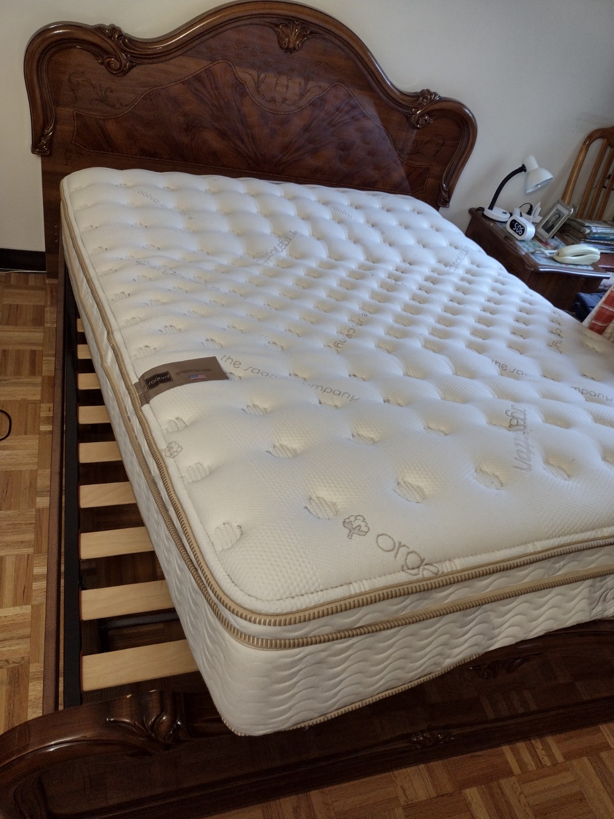 Saatva Classic Queen Mattress 11.5″ Luxury Firm and Slatted Metal Base – PICKUP
