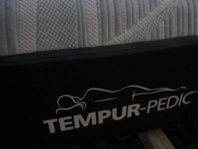 TempurPedic ProAdapt 2.0 Medium Hybrid KING mattress, excellent used condition