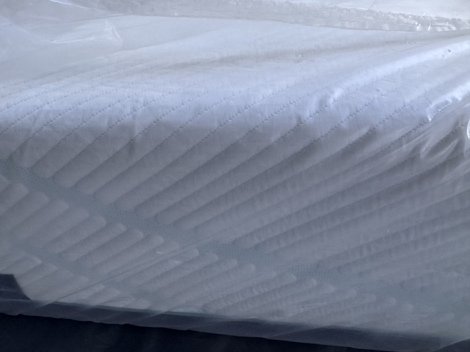 Tempur-pedic mattress Pro Adapt Medium Contour Tech Twin XL/Split CK ex-display.