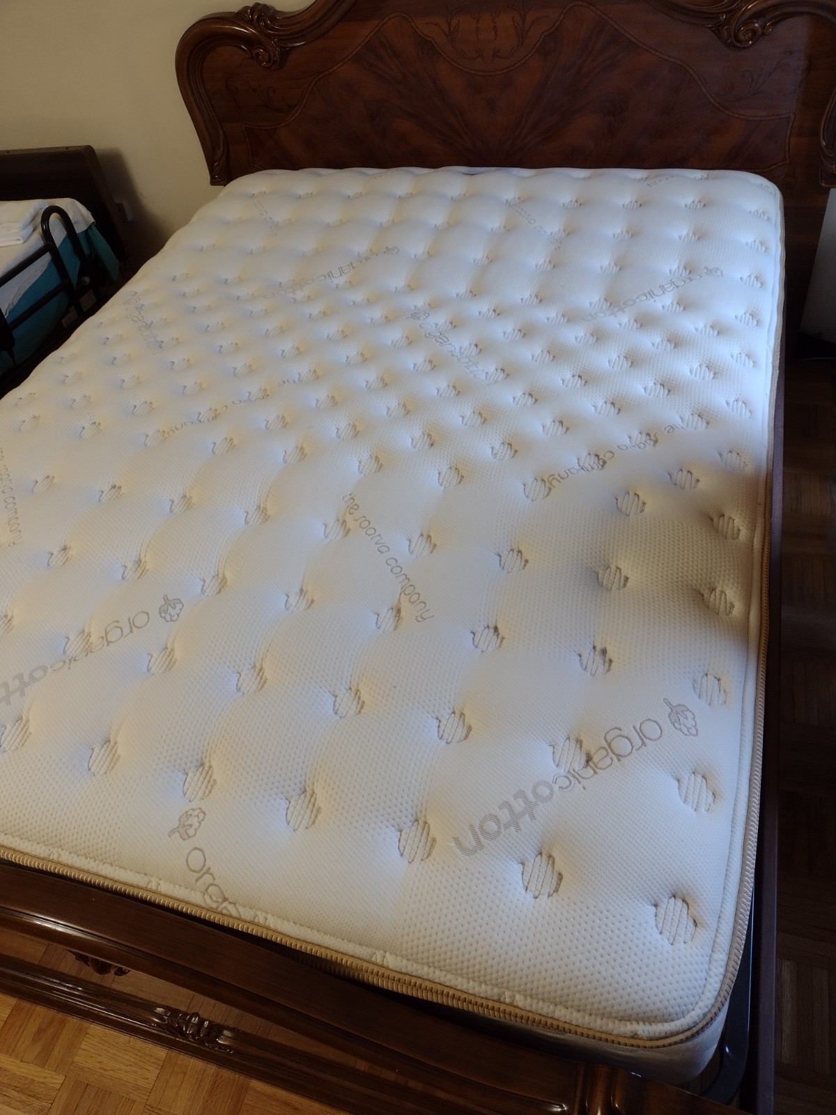 Saatva Classic Queen Mattress 11.5″ Luxury Firm and Slatted Metal Base – PICKUP
