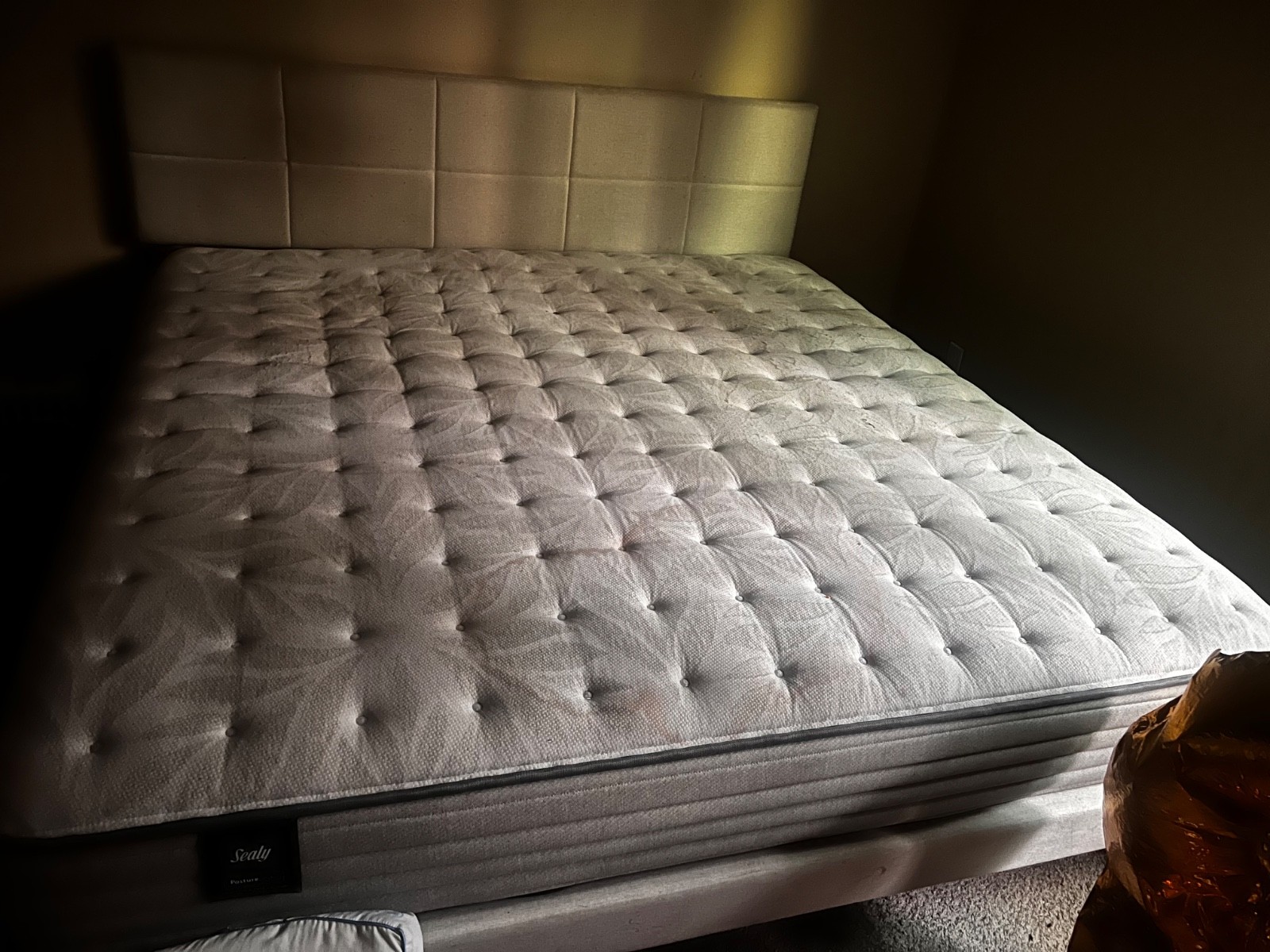 Sealy Posturepedic mattress king size -spring bloom with bed frame