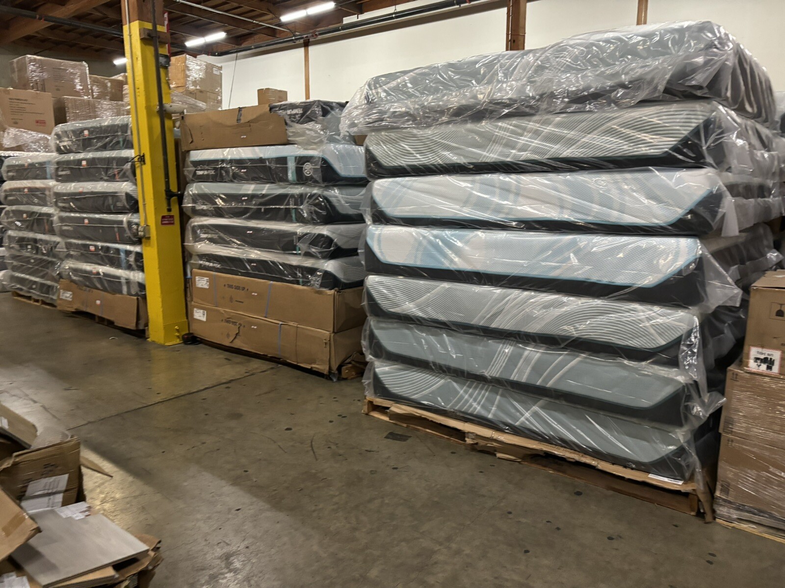 New King TEMPURPEDIC LUXEBREEZE Medium Hybrid Mattress 10* Cooler 2024 Model