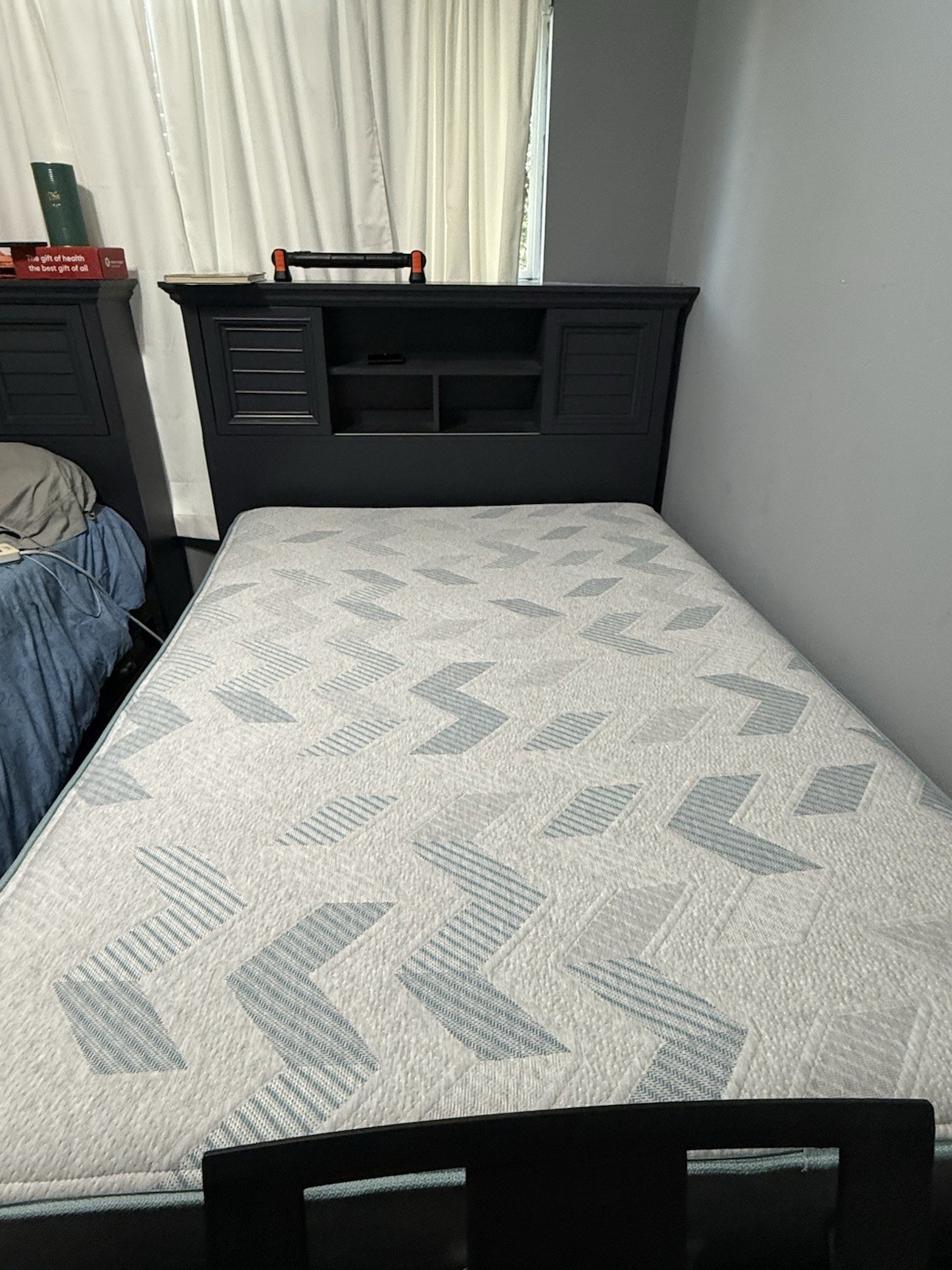 Full Size Gray and White Abstract Print Mattress for Bedroom Adults