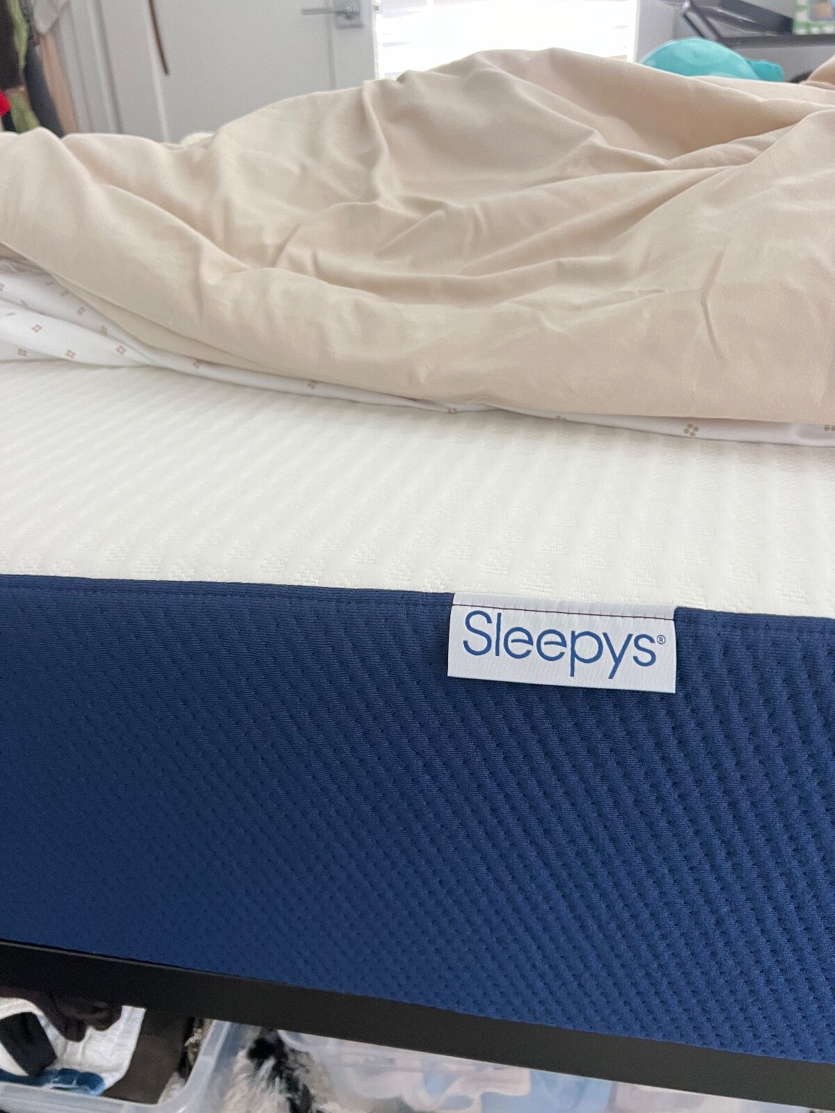 Basic Hybrid Queen Mattress (4 months old) Perfect Condition – Receipt Attached