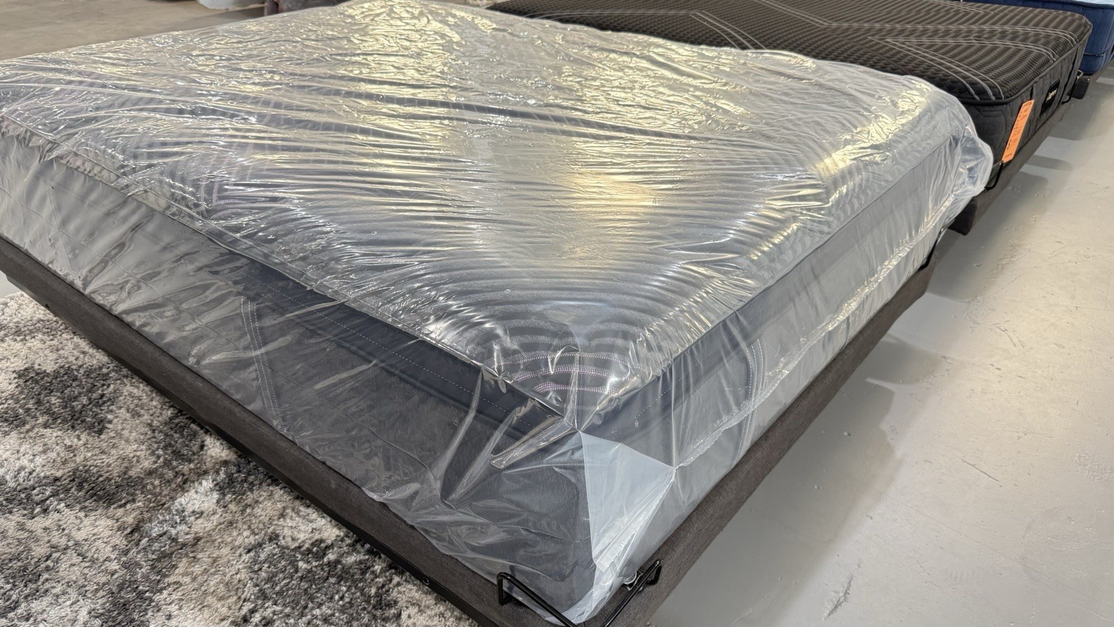Queen Simmons Beautyrest Black Series 2 Plush Pillow top Retail $3199