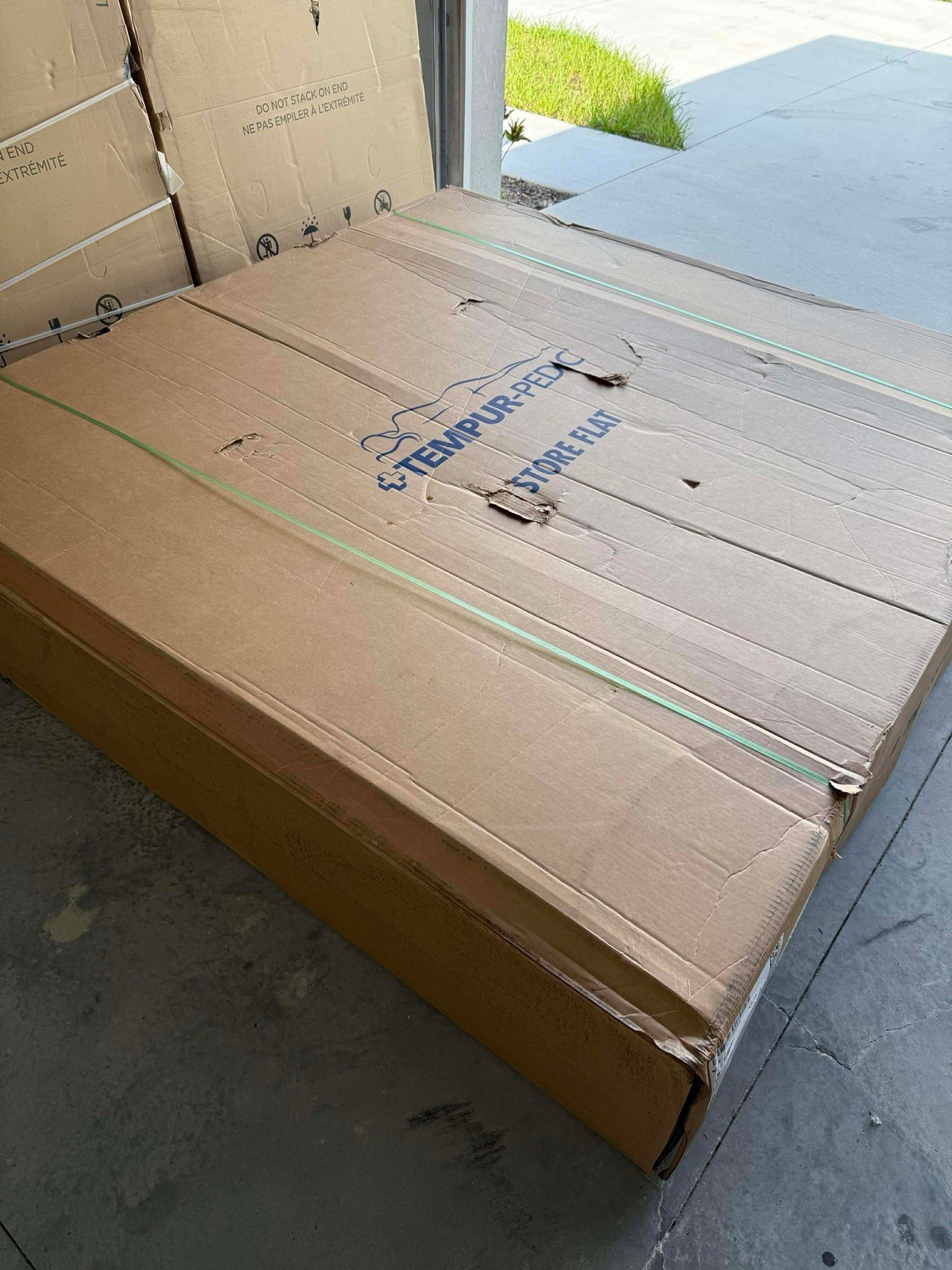 Tempur-Pedic TEMPUR LuxeBreeze 2.0 Medium Hybrid Mattress King BrandNewCondition
