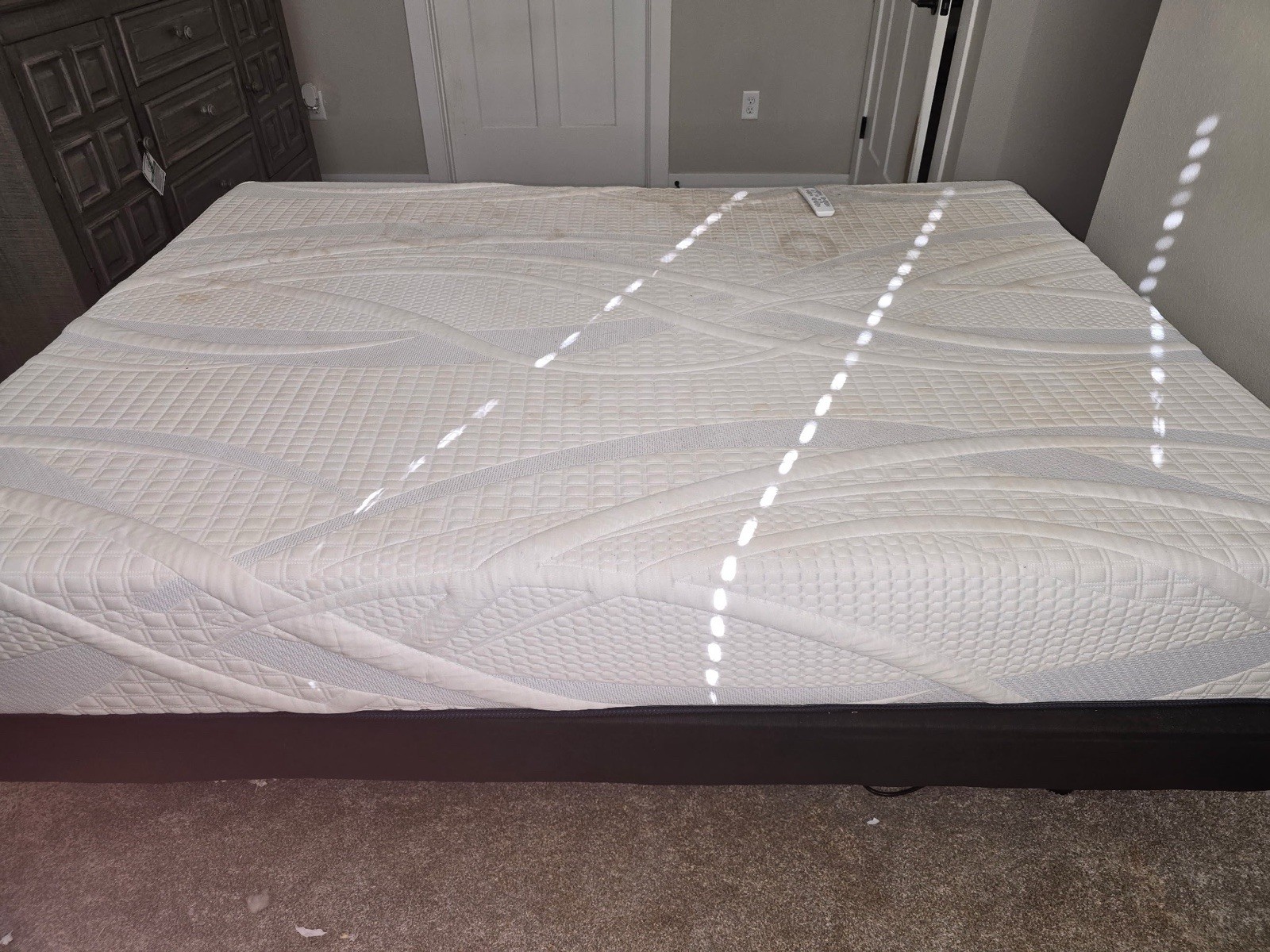 King Size White Mattress with Abstract Print for Bedroom