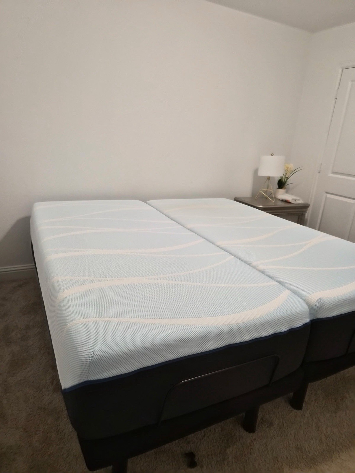 TEMPUR-PEDIC LUXEBREEZE SPLIT KING SET + 2 ADJUSTABLE BASES & REMOTES