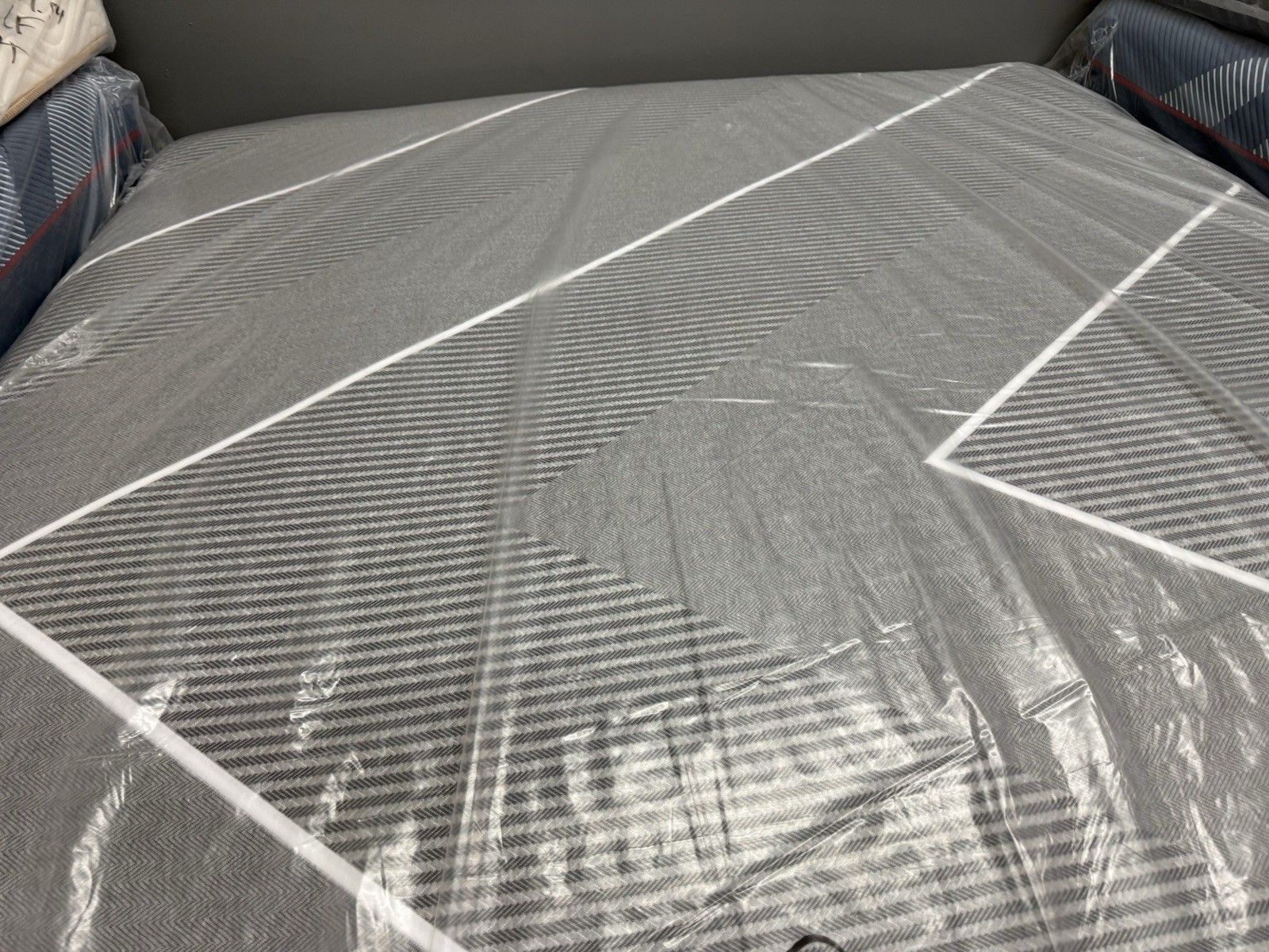 SIMMONS BEAUTYREST BLACK HYBRID X CLASS MEDIUM KING MATTRESS NEW CLOSEOUT