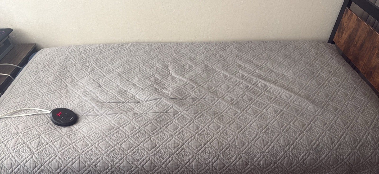 Serta Perfect Sleeper Gabrianna Mattress (Twin XL) + Frame + Heating Pad