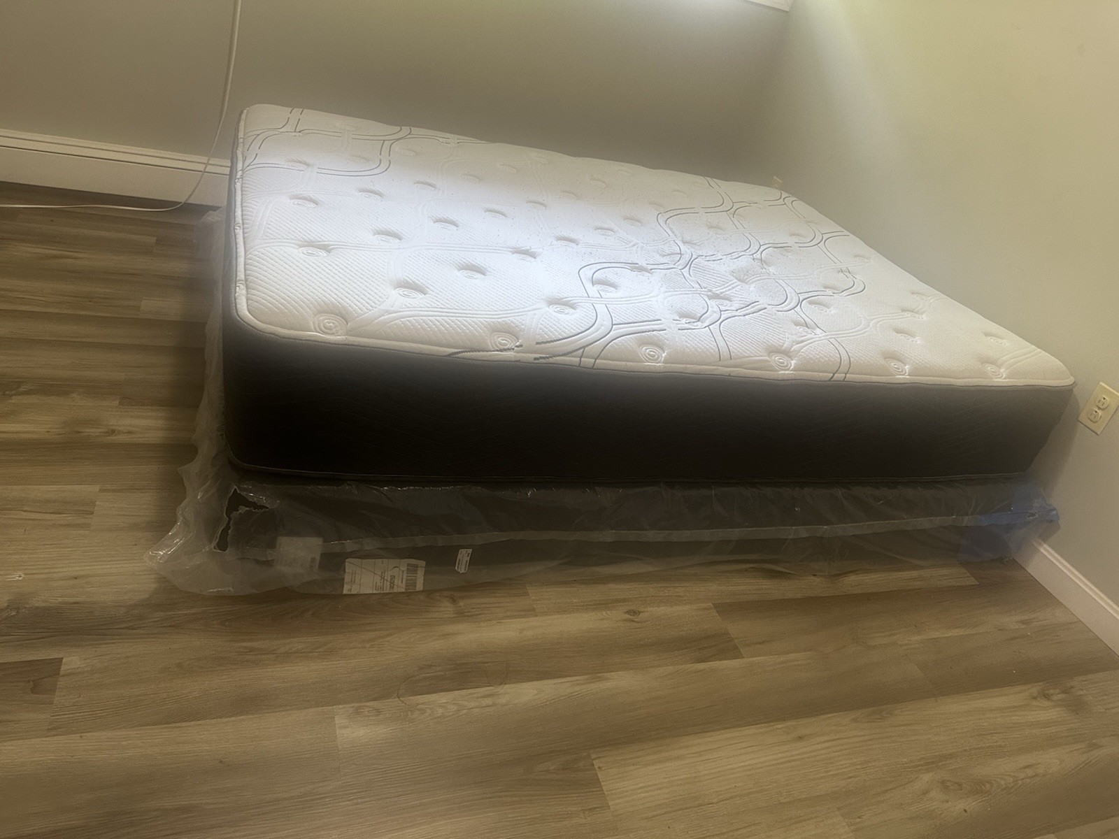 Sleepy’s hybrid With Gel Matrix mattress Queen Size Firm
