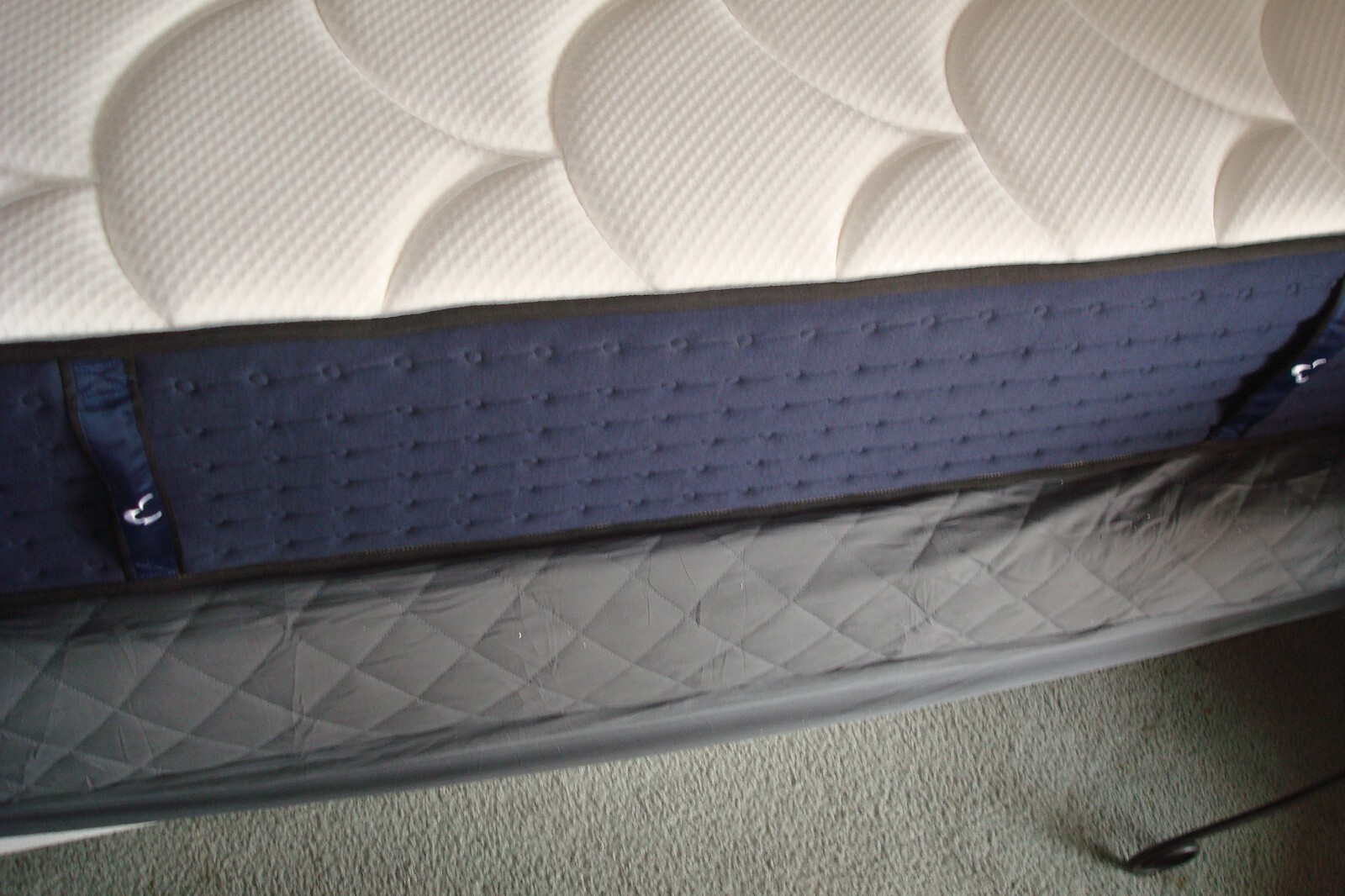 The DreamCloud Hybrid Mattress – King Size Excellent Pristine Condition!