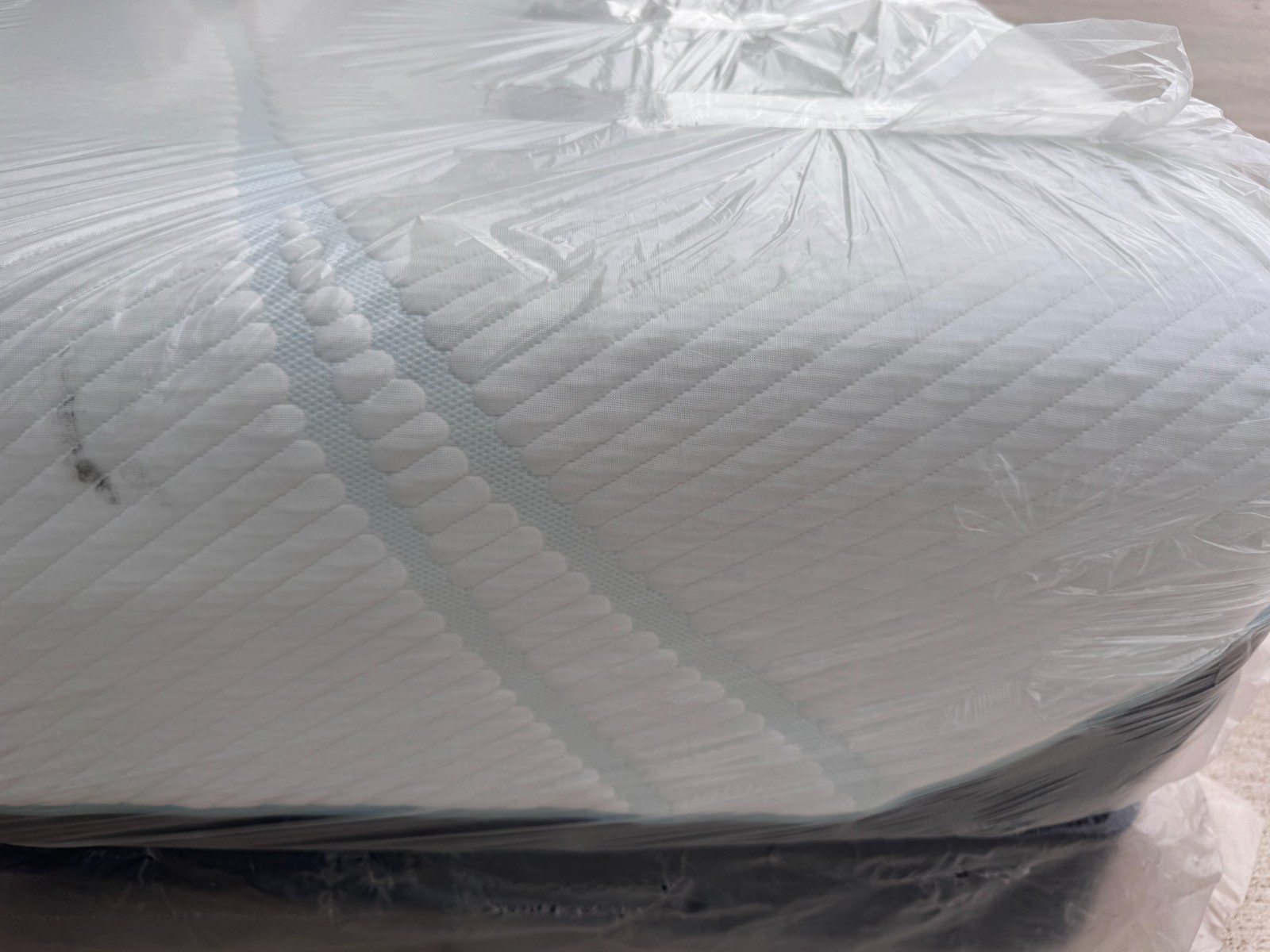 Tempur-pedic mattress Pro Adapt Medium Hybrid Twin ex-display.