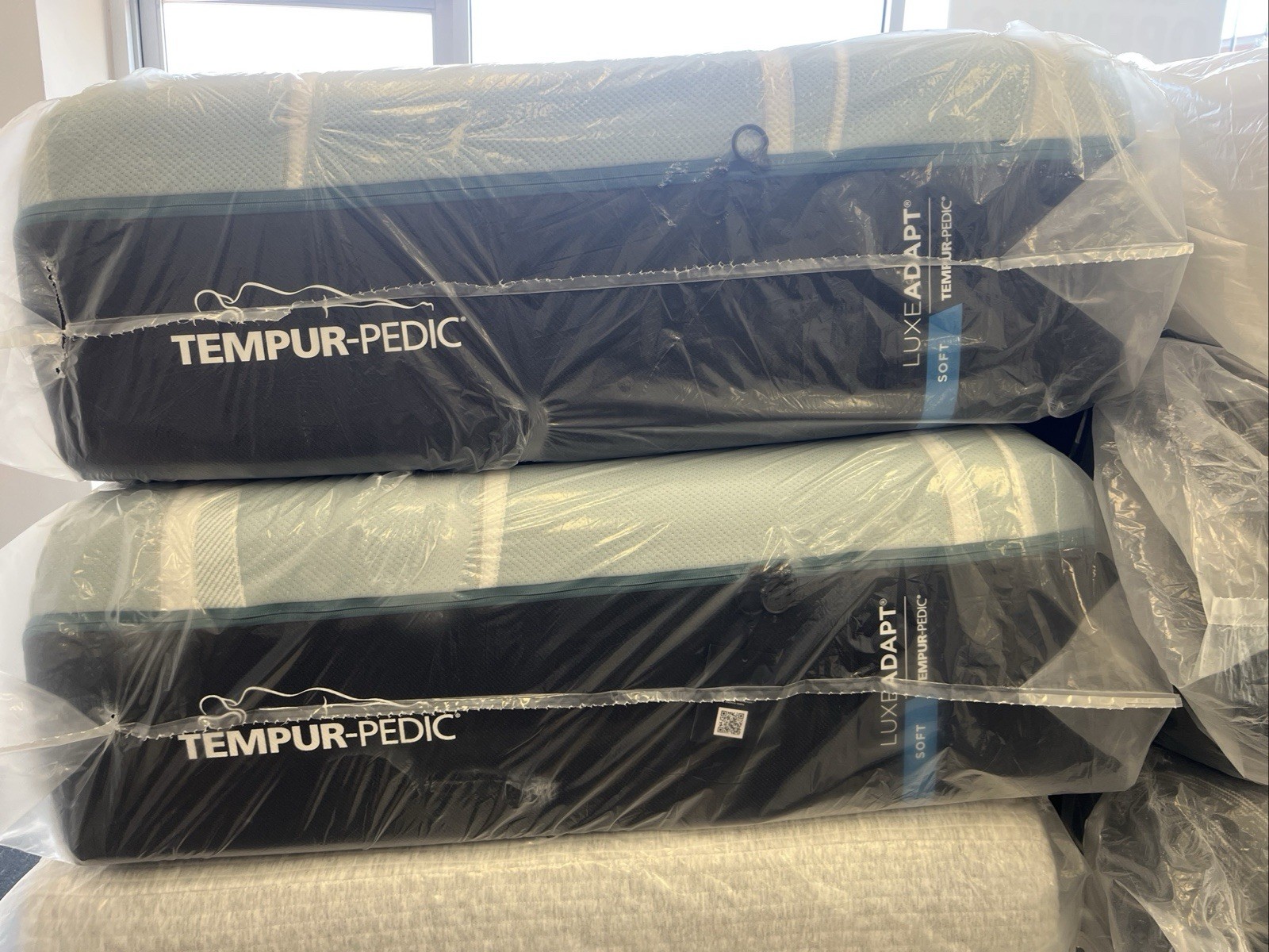 Tempurpedic Split King LuxeAdapt 2.0 Soft Mattress+Adjustable Motion Bed Base
