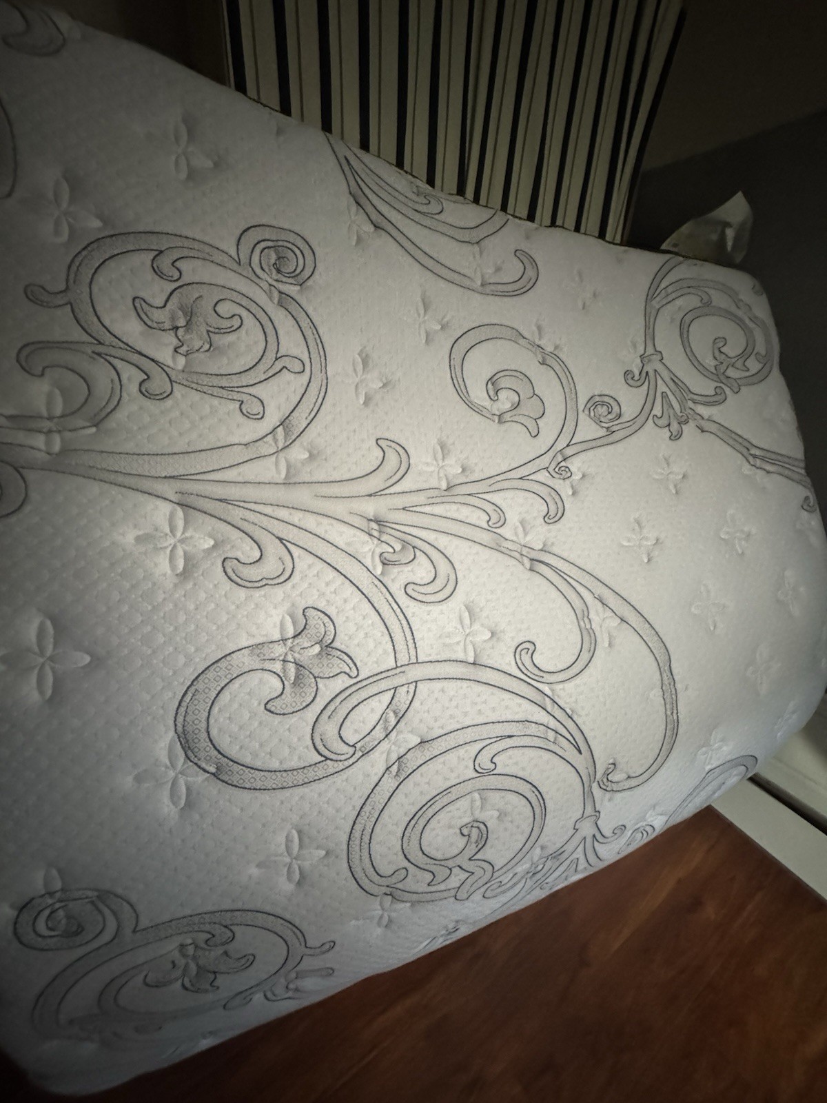 Serta King Memory Foam Mattress Soft Floral Pattern Fabric Cover White/Gray