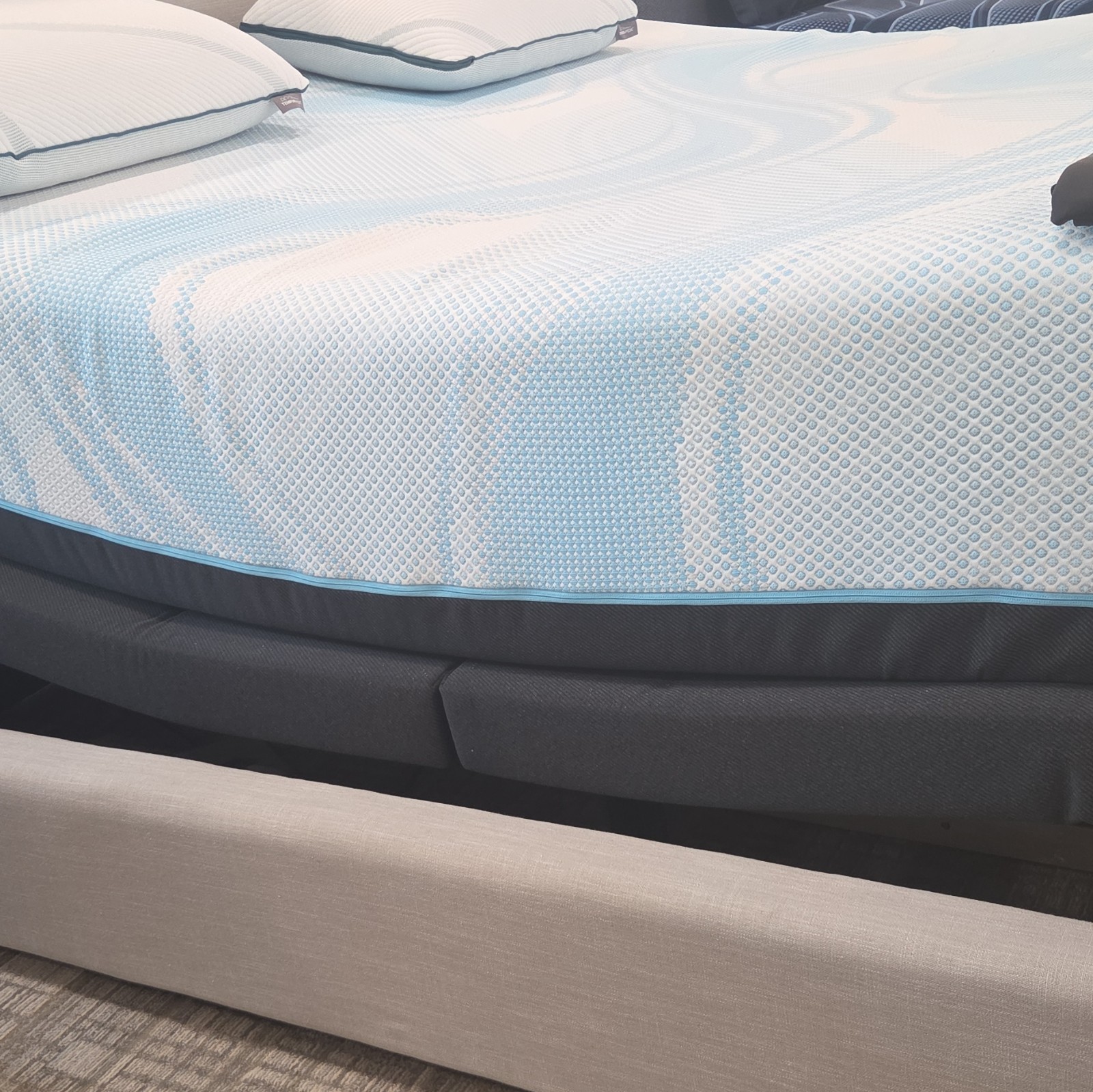 Tempur-Pedic King Lux Breeze med hybrid on 2 Tempur-Ergo ProSmart bases