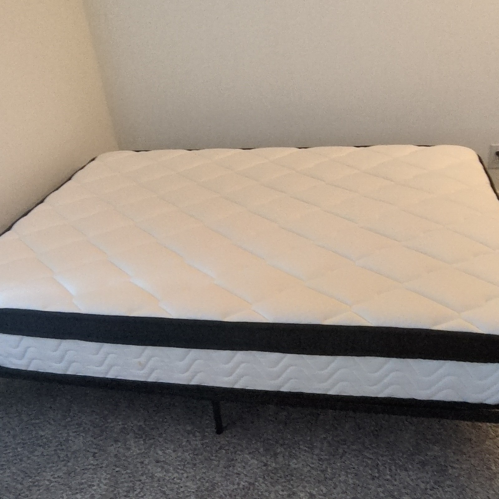 Molblly Queen Memory Foam Mattress Medium Firm White Black Trim Breathable 10 in