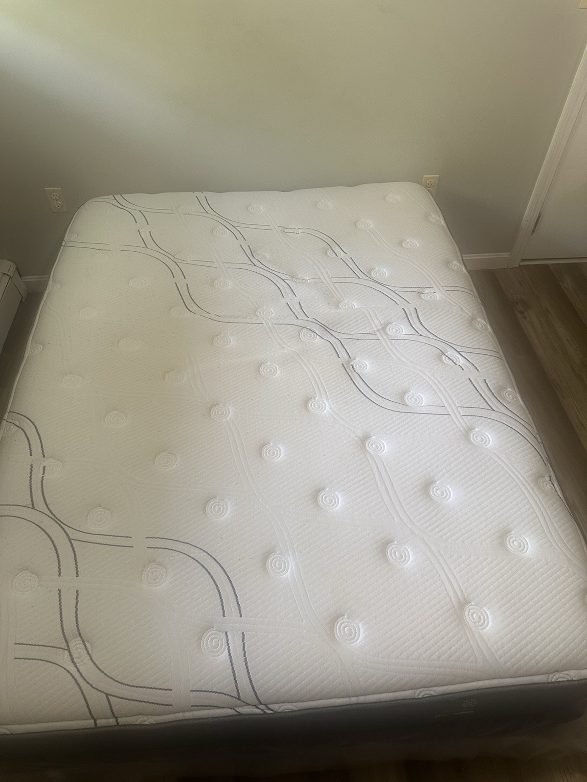 Sleepy’s hybrid With Gel Matrix mattress Queen Size Firm