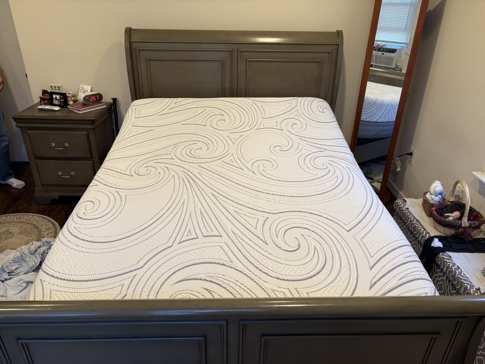 BobOpedic Twilight Queen Wood Frame With Mattress