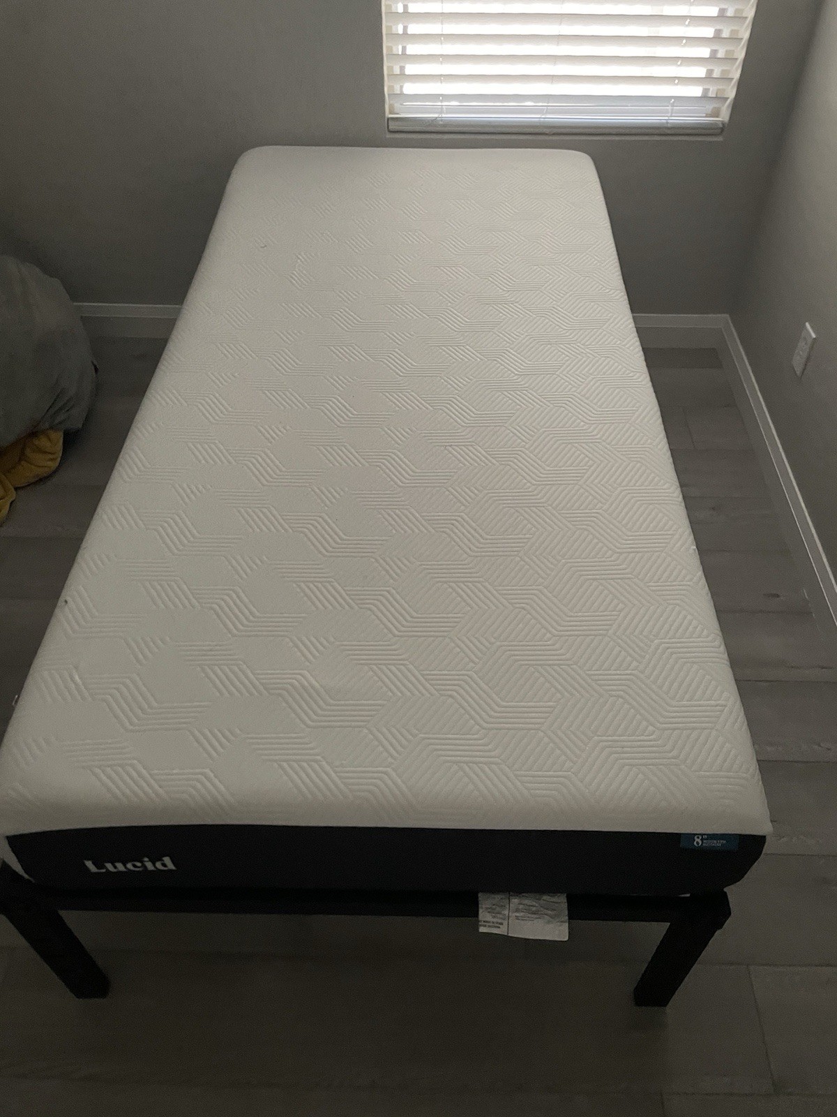 Twin sized white cotton blend