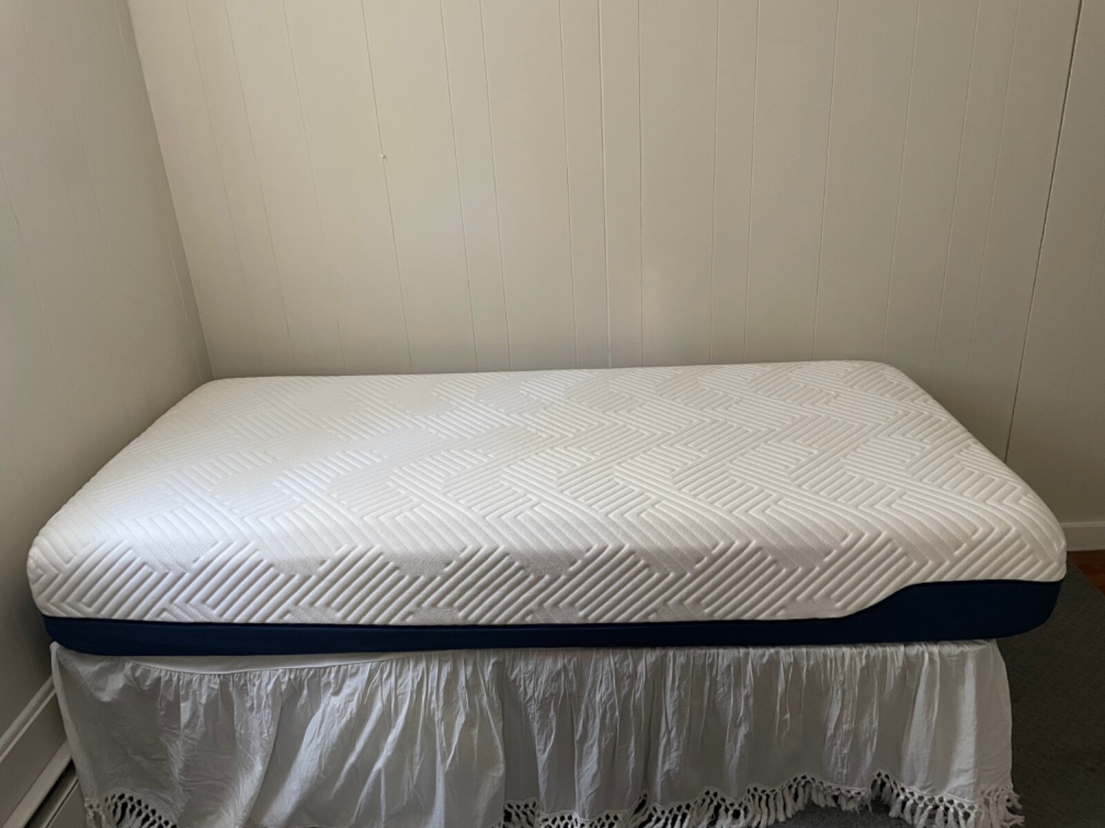 10 inch foam mattress twin xl 80x38x10 bed frame included!