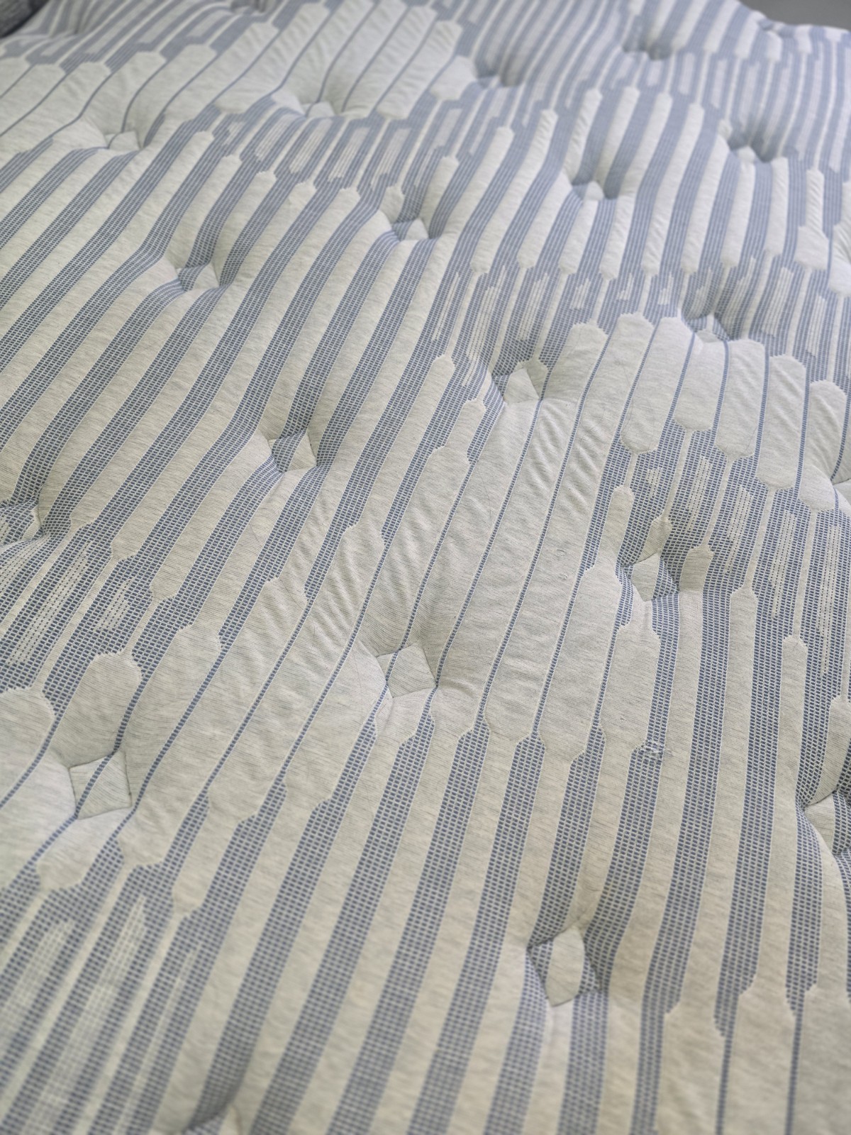 Kevin Charles By Sealy Signature 13″ Medium Tight Top Mattress