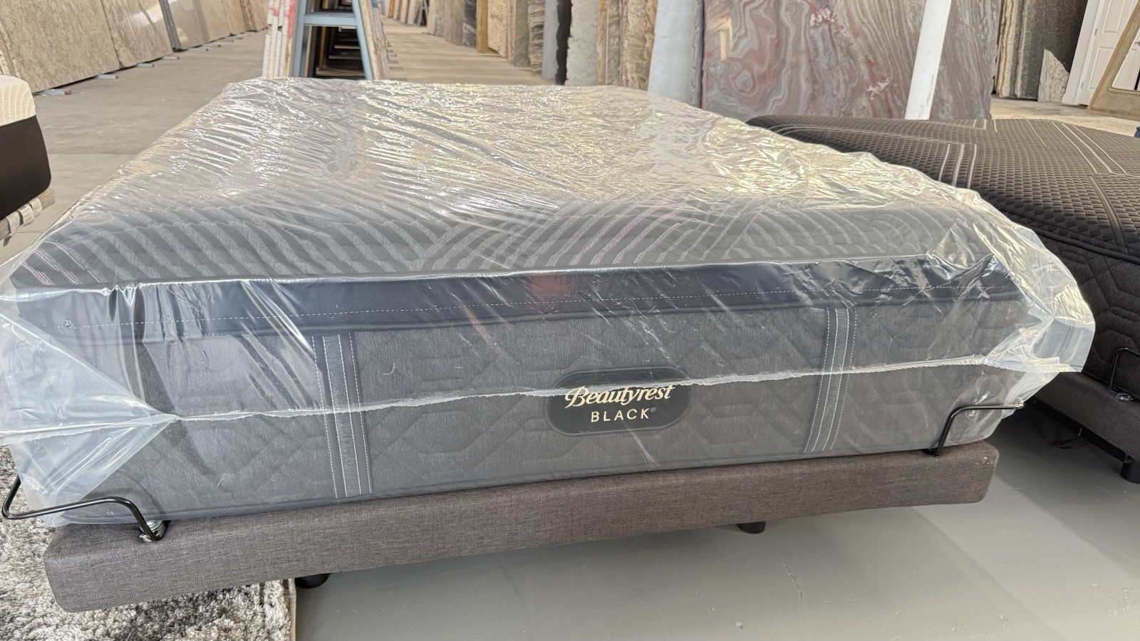Queen Simmons Beautyrest Black Series 2 Plush Pillow top Retail $3199