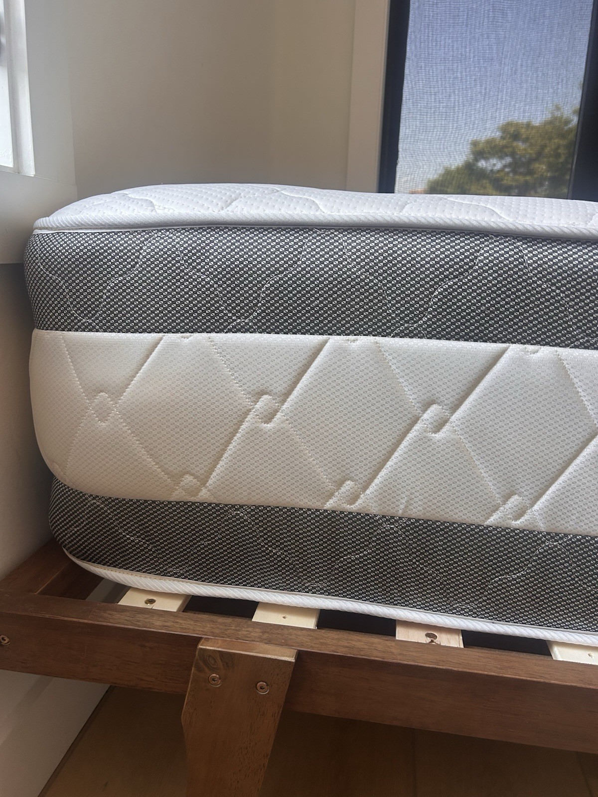 Queen Mattress Medium Soft Quilted Fabric Cover White/Gray NO STAINS 14 Inch