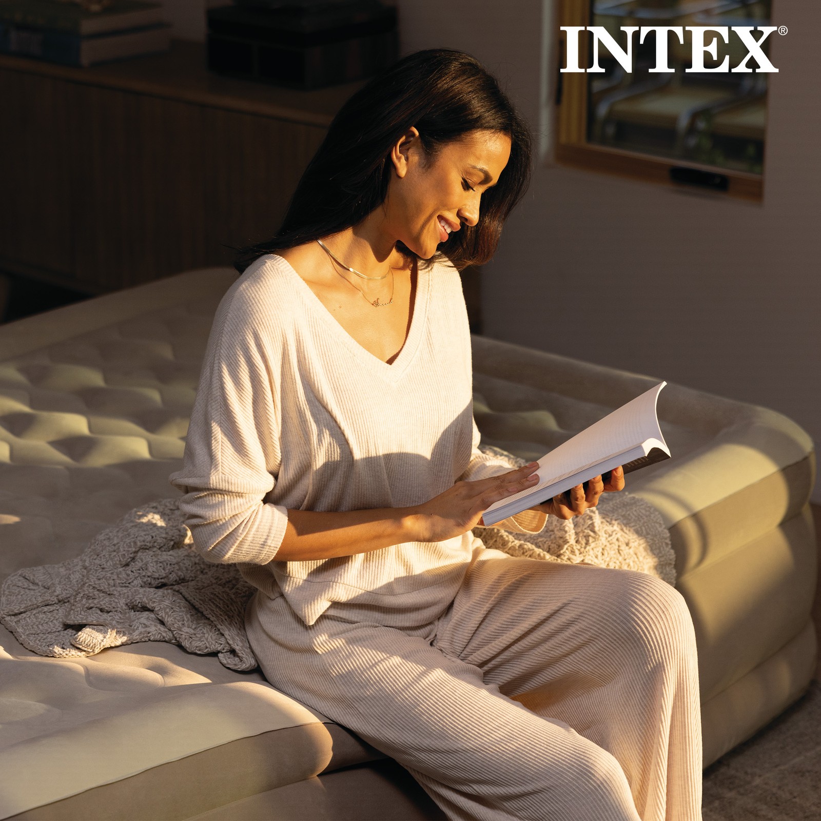 Intex 64427ED Dura-Beam Deluxe Ultra Plush Air Mattress w/Built-in Pump, Twin