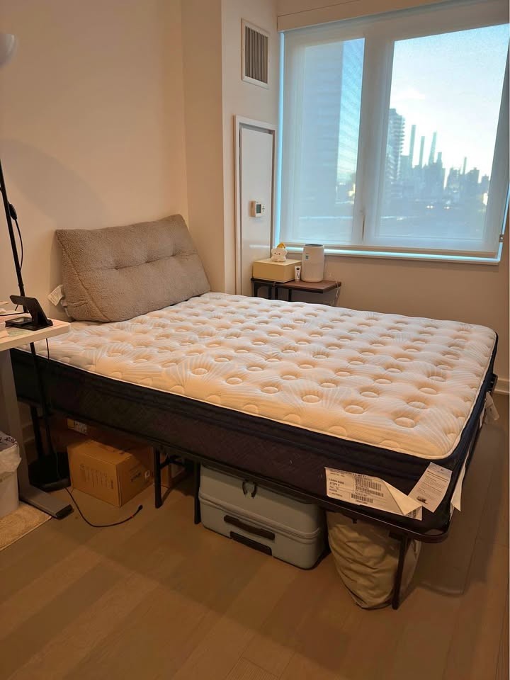Serta Queen Mattress/Bed. PICKUP ONLY LIC!
