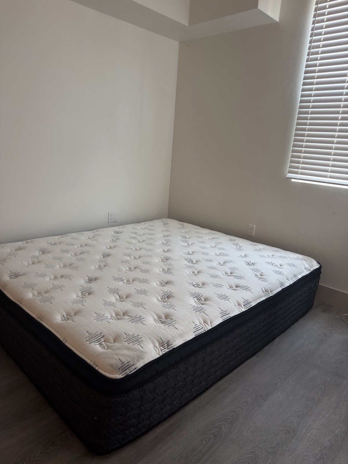 Unknown brand King Box Spring Mattress Medium Firm White Patterned Dark Base