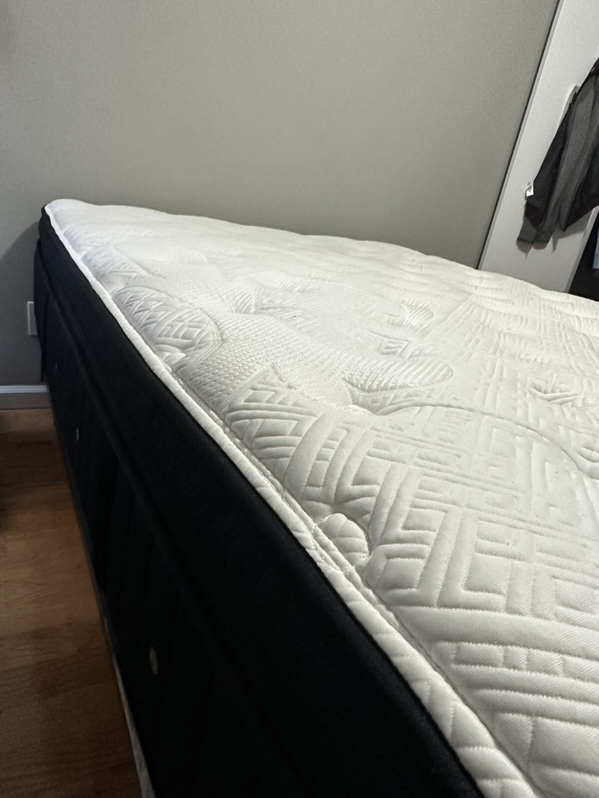 Stearns and Foster Lux Estate Cassatt Luxury Plush Pillow Top Queen + box spring