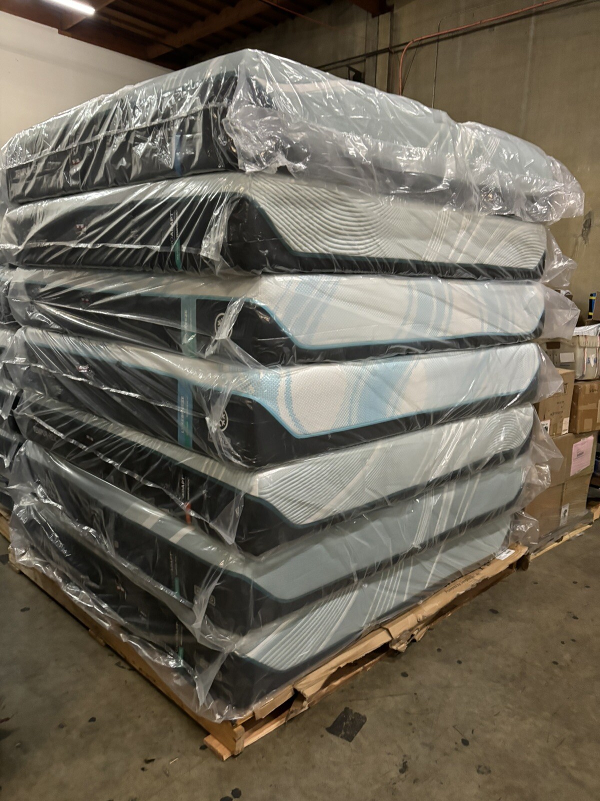 New King TEMPURPEDIC LUXEBREEZE Medium Hybrid Mattress 10* Cooler 2024 Model