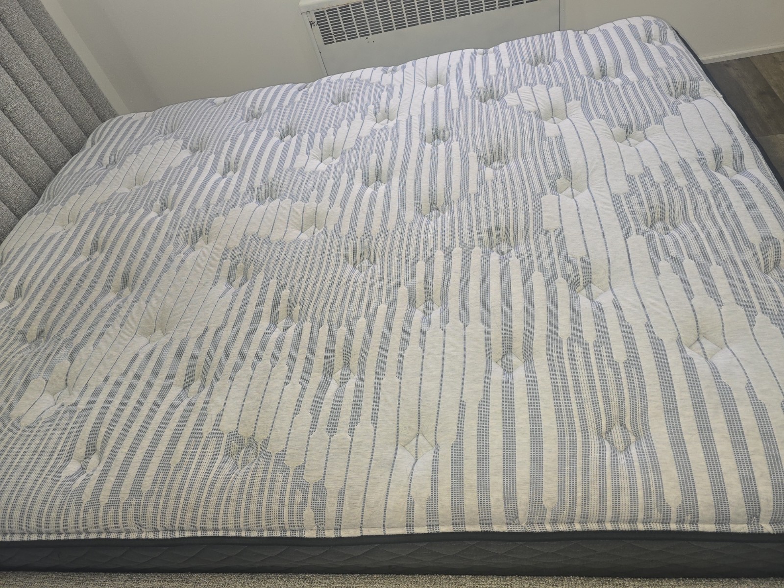 Kevin Charles By Sealy Signature 13″ Medium Tight Top Mattress