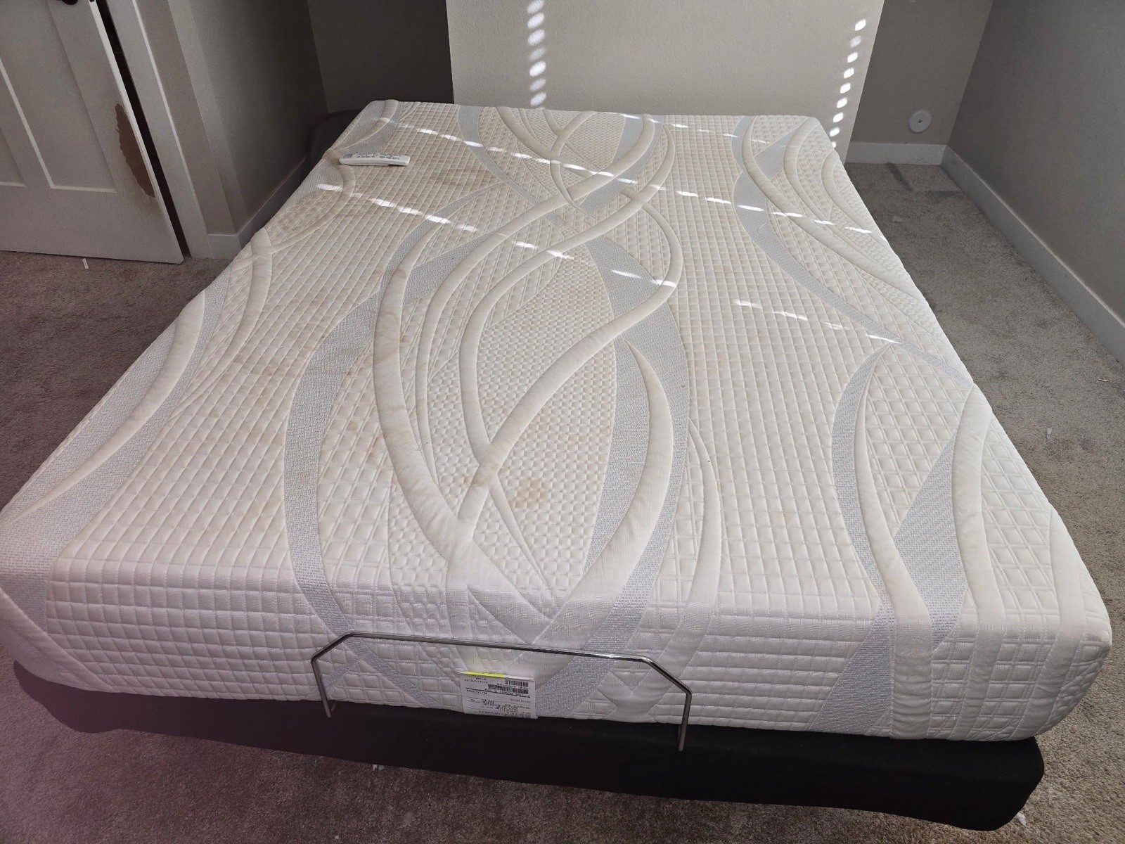 King Size White Mattress with Abstract Print for Bedroom