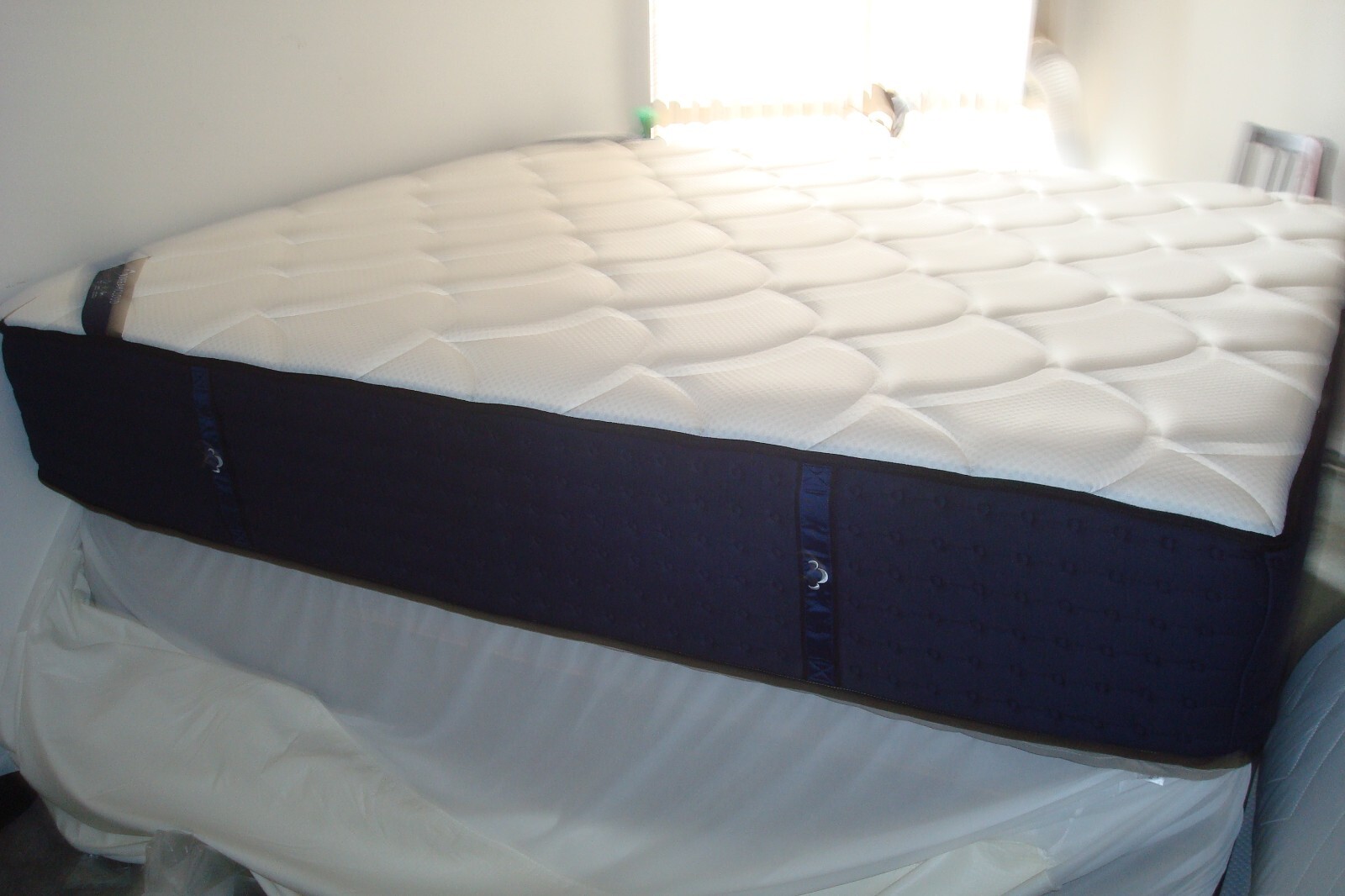 The DreamCloud Hybrid Mattress – King Size Excellent Pristine Condition!