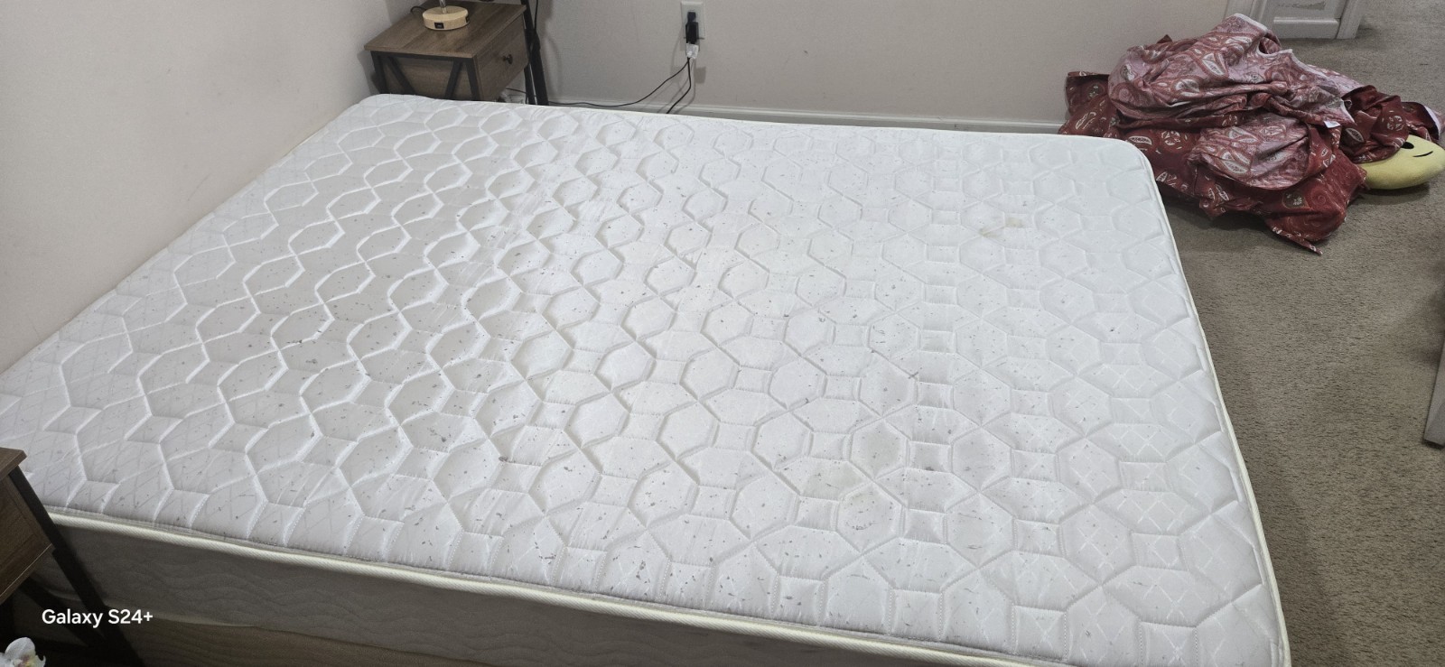 queen Size White Mattress Geometric Pattern for Bedroom