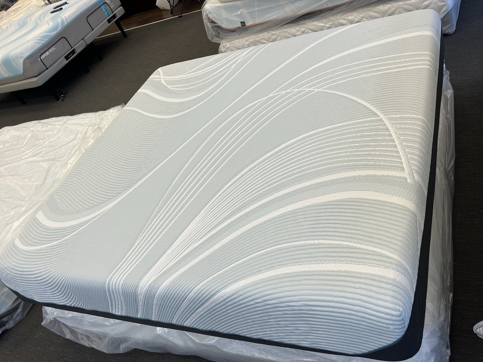 New Tempurpedic ProAdapt Medium Hybrid 2.0 Cal-King Mattress (Free Shipping)