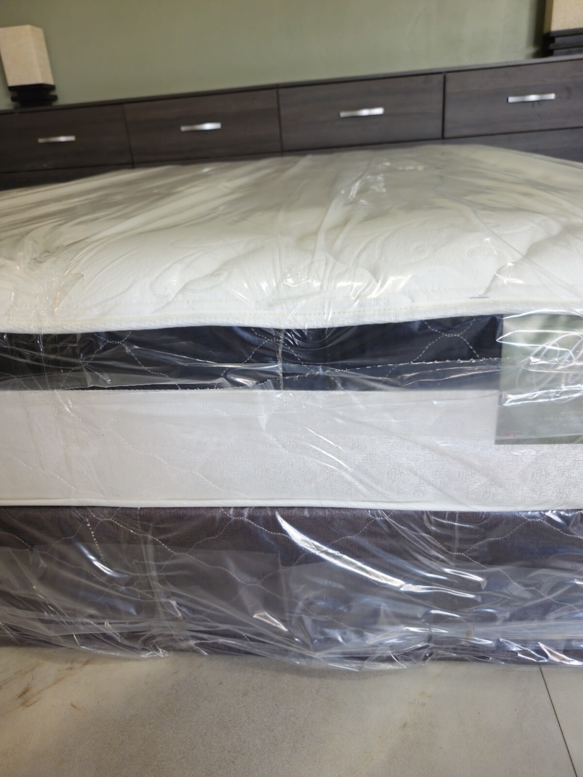 Brand New Queen-Size 11.5″ Hybrid Eurotop Mattress! Free Same-Day Delivery!